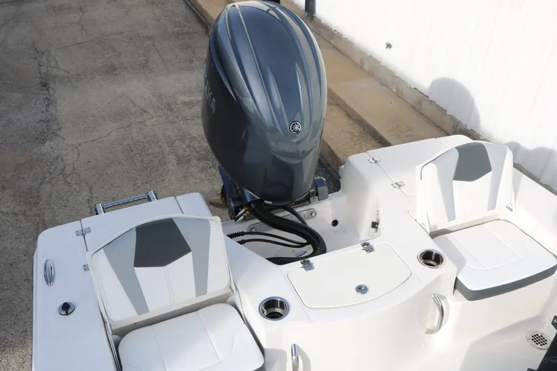 Slide: The Image of Robalo 206 Cayman 2026 - 36