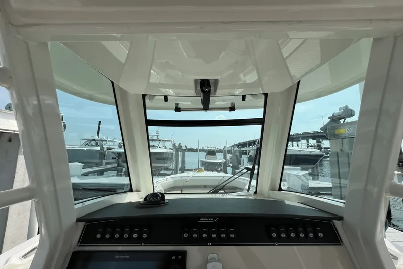 Slide: The Image of Boston Whaler 280 OUTRAGE 2019 - 33