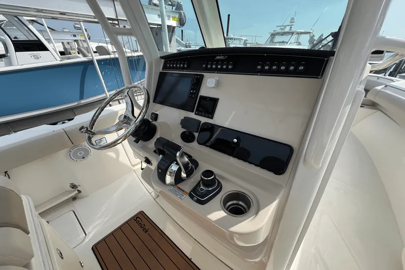 Slide: The Image of Boston Whaler 280 OUTRAGE 2019 - 35