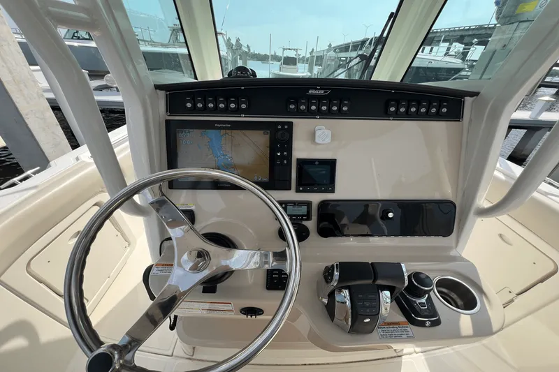 Slide: The Image of Boston Whaler 280 OUTRAGE 2019 - 38