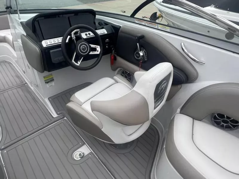Slide: The Image of Crownline Boats E235 SURF 2022 - 18