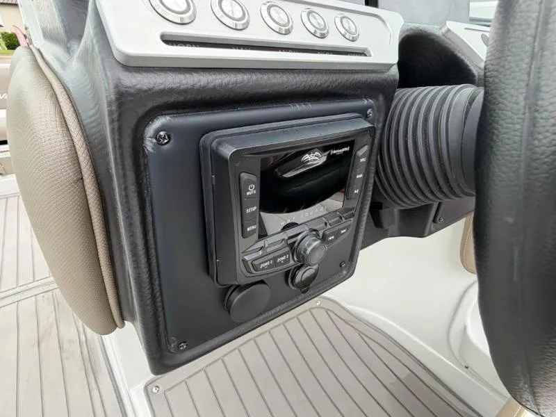 Slide: The Image of Crownline Boats E235 SURF 2022 - 19