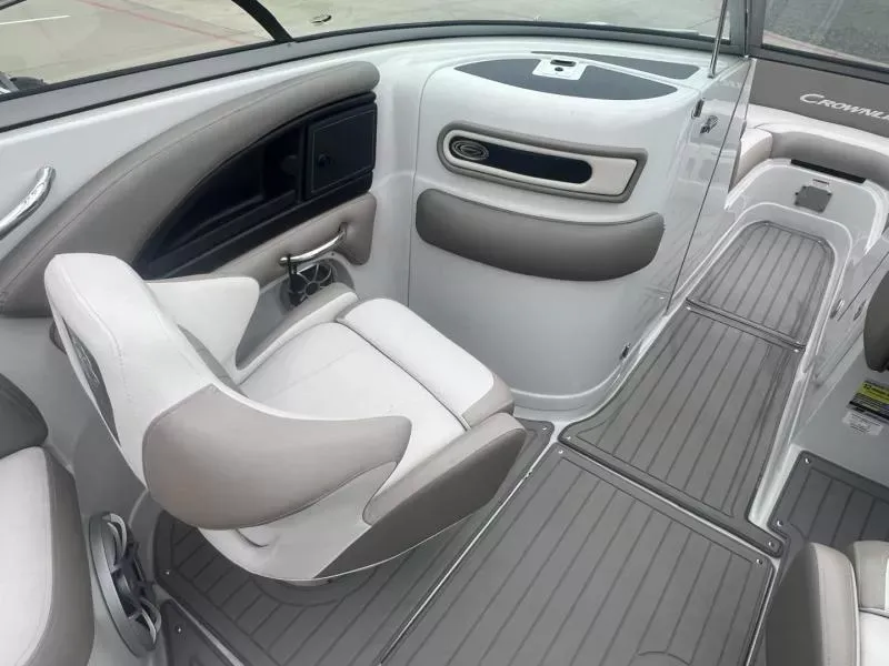 Slide: The Image of Crownline Boats E235 SURF 2022 - 17