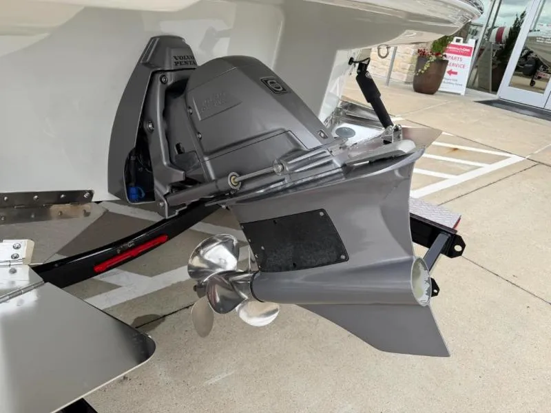 Slide: The Image of Crownline Boats E235 SURF 2022 - 25