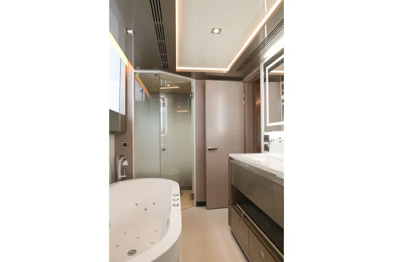 Slide: The Image of Ocean Alexander 30 Revolution Skylounge 2022 - 15