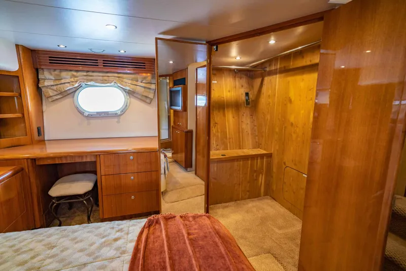 Slide: The Image of Hatteras 68 Convertible 2006 - 28
