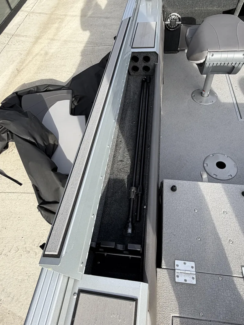 Slide: The Image of Smoker Craft ULTIMA182 2025 - 3