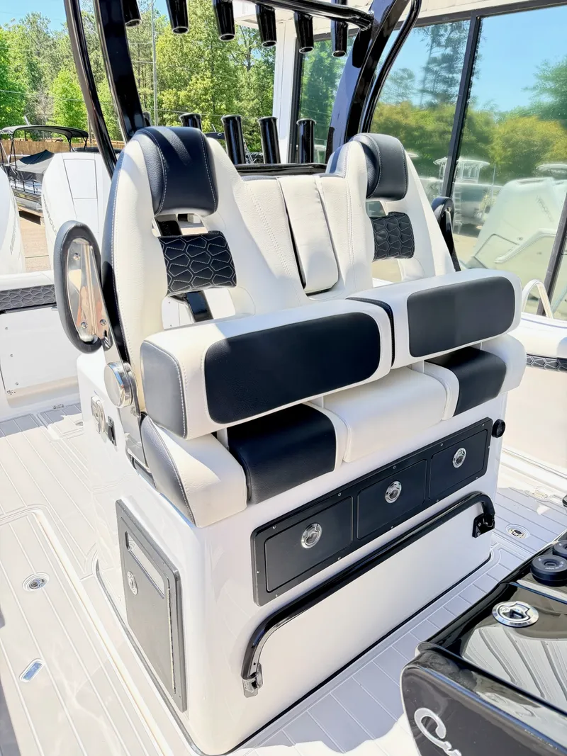 Slide: The Image of Tidewater 320 CC 2024 - 17