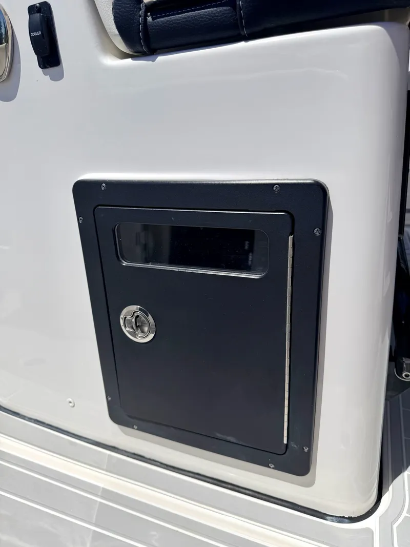 Slide: The Image of Tidewater 320 CC 2024 - 18