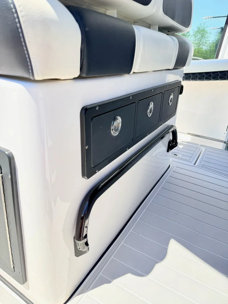 Slide: The Image of Tidewater 320 CC 2024 - 20