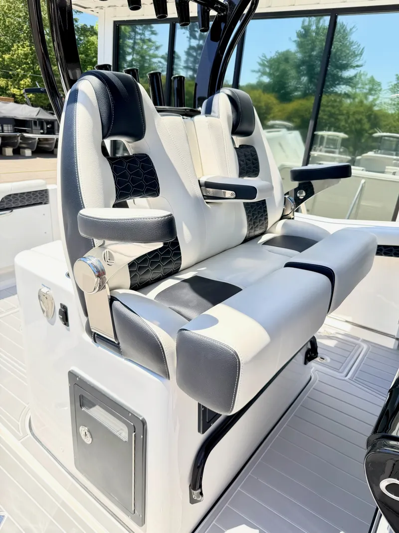 Slide: The Image of Tidewater 320 CC 2024 - 21