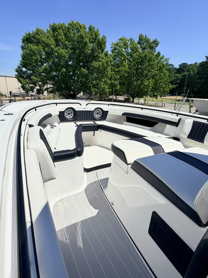 Slide: The Image of Tidewater 320 CC 2024 - 28