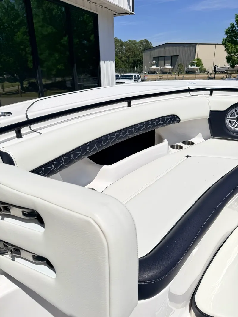 Slide: The Image of Tidewater 320 CC 2024 - 32