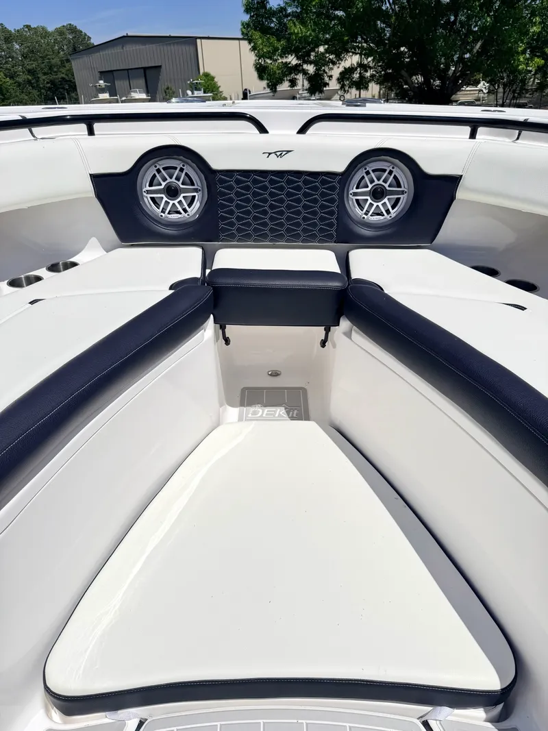 Slide: The Image of Tidewater 320 CC 2024 - 33