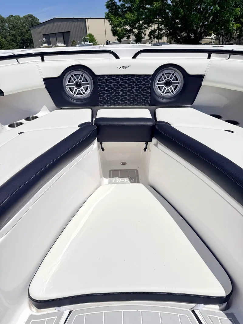 Slide: The Image of Tidewater 320 CC 2024 - 34