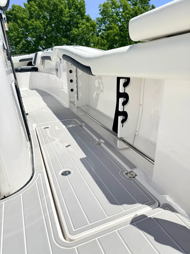 Slide: The Image of Tidewater 320 CC 2024 - 5