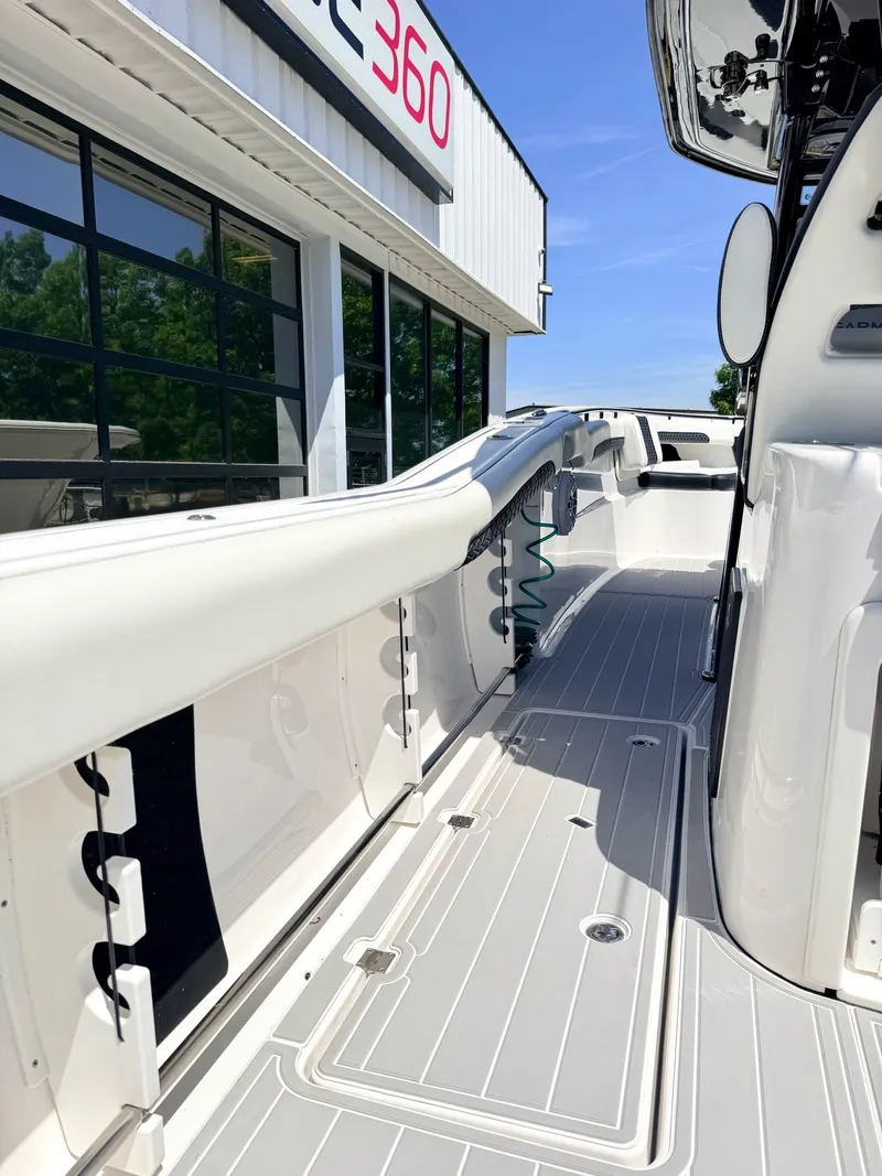 Slide: The Image of Tidewater 320 CC 2024 - 6