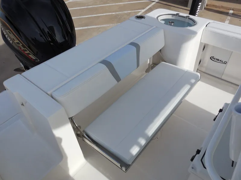 Slide: The Image of Robalo R230 Center Console 2026 - 8