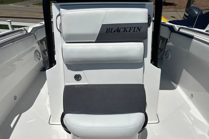Slide: The Image of Blackfin 242 CC 2020 - 17