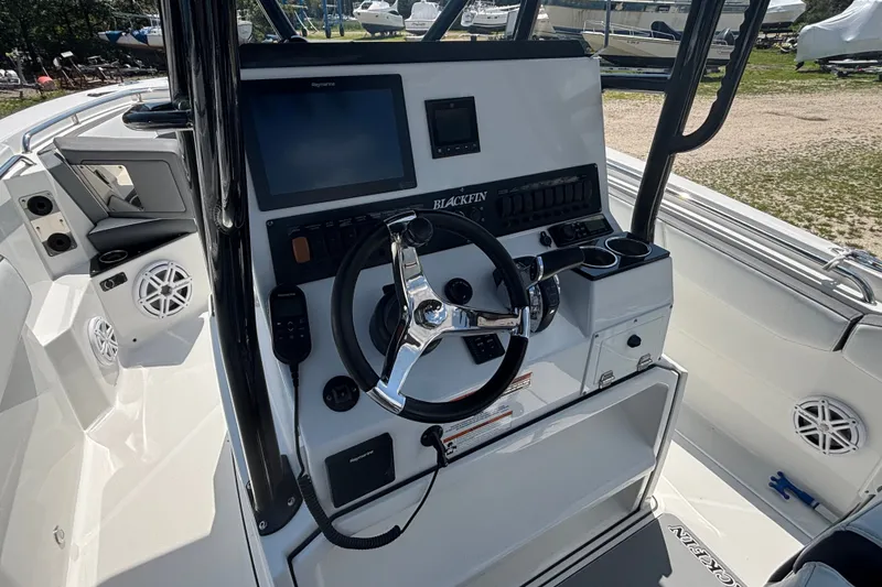 Slide: The Image of Blackfin 242 CC 2020 - 8