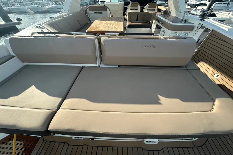 Slide: The Image of Sea Ray 400 SLX 2018 - 18