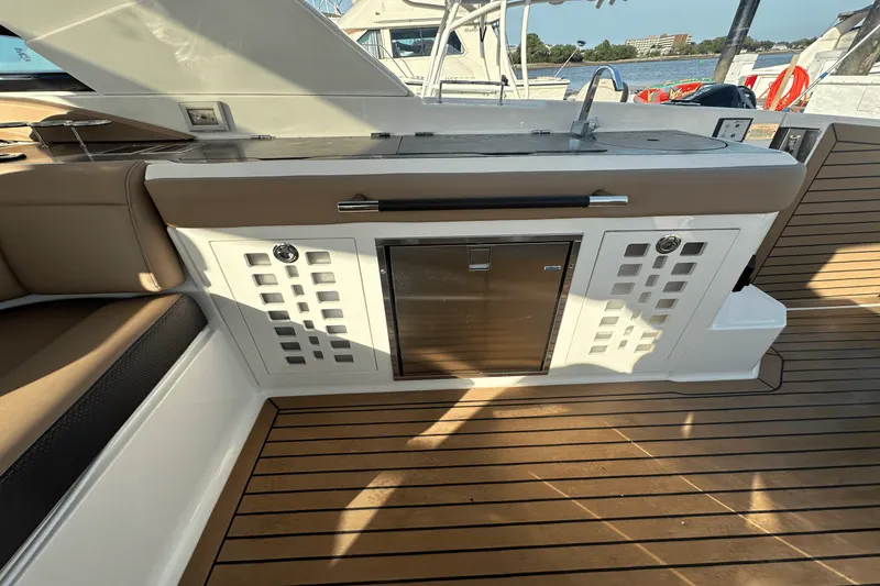 Slide: The Image of Sea Ray 400 SLX 2018 - 25