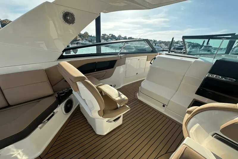 Slide: The Image of Sea Ray 400 SLX 2018 - 30