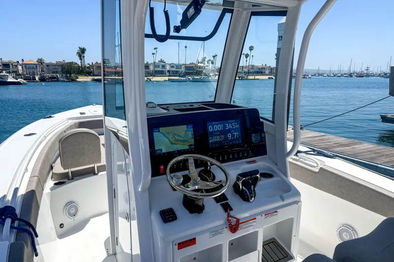 Slide: The Image of Sea Hunt Ultra 275SE 2025 - 12