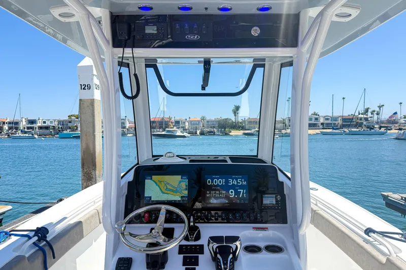 Slide: The Image of Sea Hunt Ultra 275SE 2025 - 10
