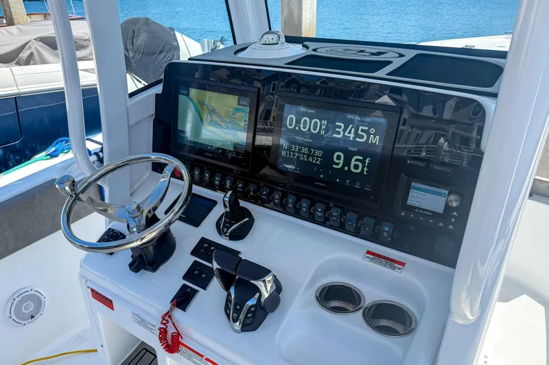 Slide: The Image of Sea Hunt Ultra 275SE 2025 - 11