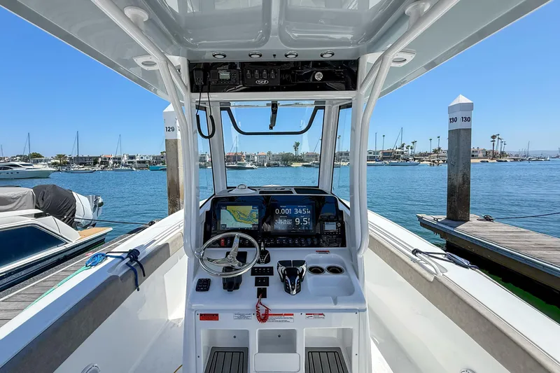 Slide: The Image of Sea Hunt Ultra 275SE 2025 - 9