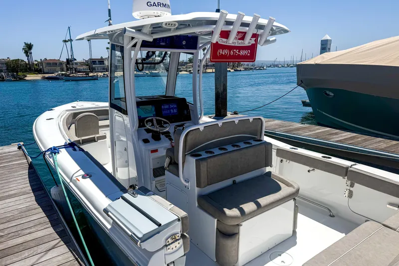 Slide: The Image of Sea Hunt Ultra 275SE 2025 - 8