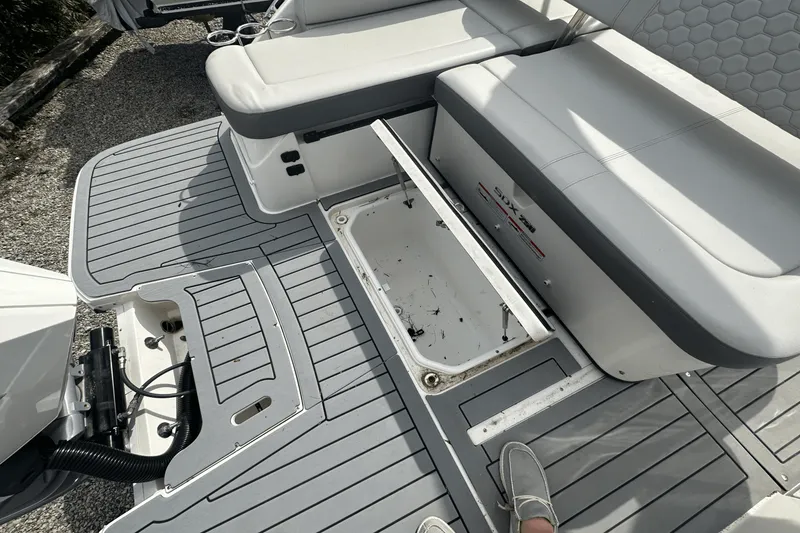 Slide: The Image of Sea Ray 250SDX OB 2020 - 16