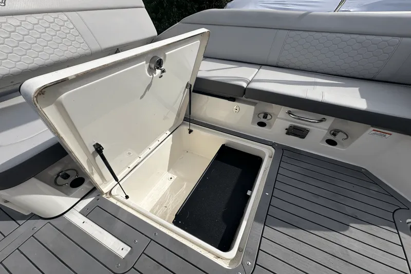 Slide: The Image of Sea Ray 250SDX OB 2020 - 18