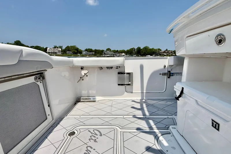 Slide: The Image of Everglades 295 Center Console 2015 - 11
