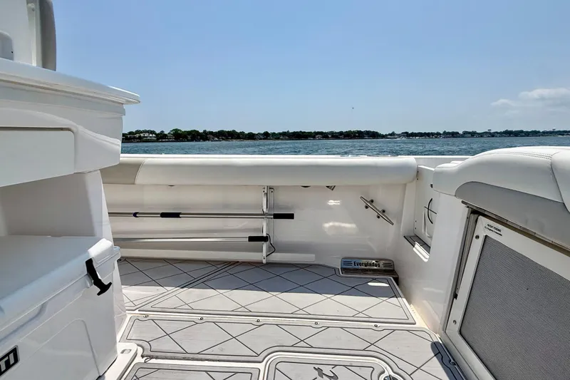 Slide: The Image of Everglades 295 Center Console 2015 - 12