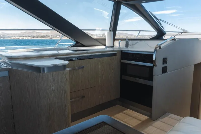 Slide: The Image of Azimut 60 2020 - 18