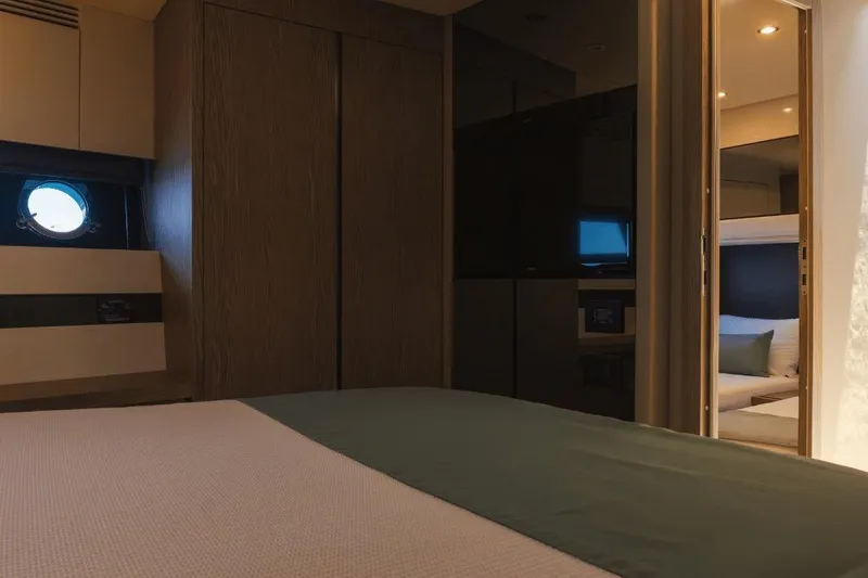 Slide: The Image of Azimut 60 2020 - 32