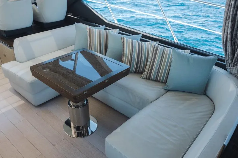 Slide: The Image of Azimut 60 2020 - 25