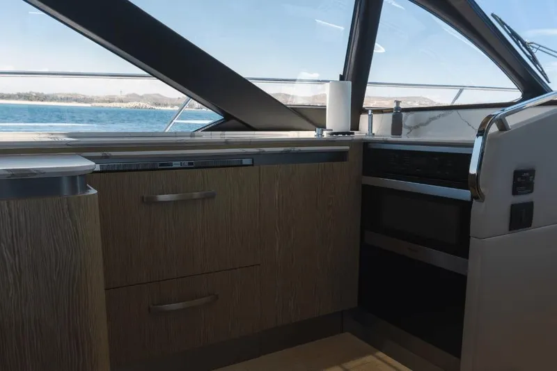 Slide: The Image of Azimut 60 2020 - 35