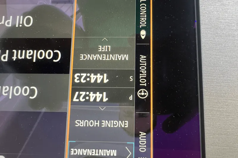 Slide: The Image of Sea Ray SLX 400 2021 - 22