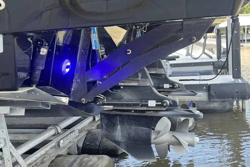 Slide: The Image of Sea Ray SLX 400 2021 - 24