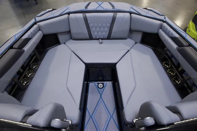 Slide: The Image of Malibu M230 2025 - 16