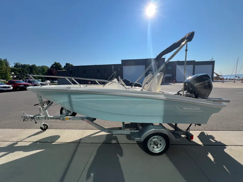 Slide: The Image of Boston Whaler Super Sport 2024 - 8