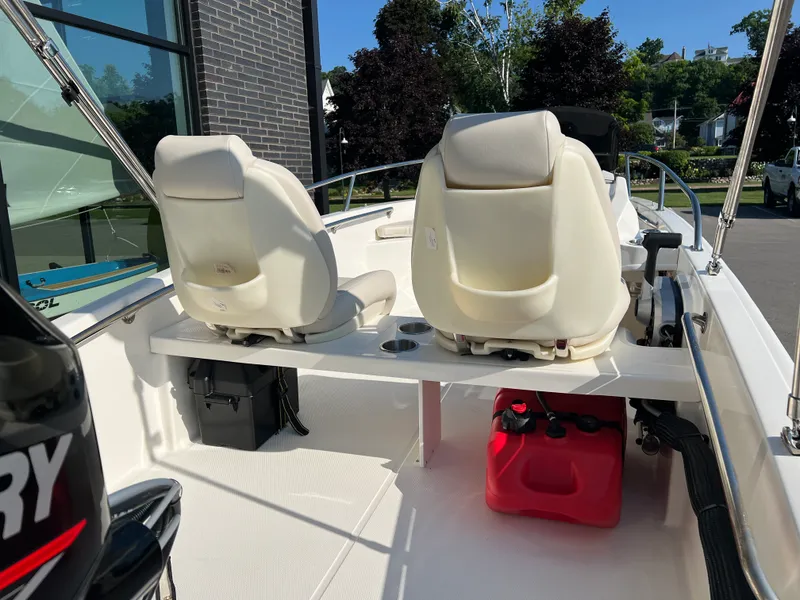 Slide: The Image of Boston Whaler Super Sport 2024 - 11