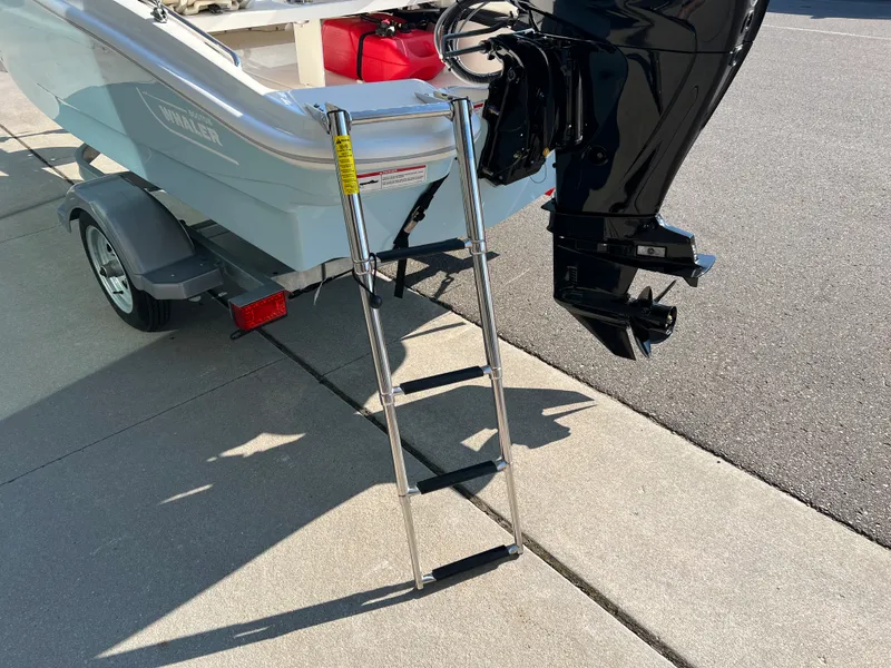 Slide: The Image of Boston Whaler Super Sport 2024 - 16