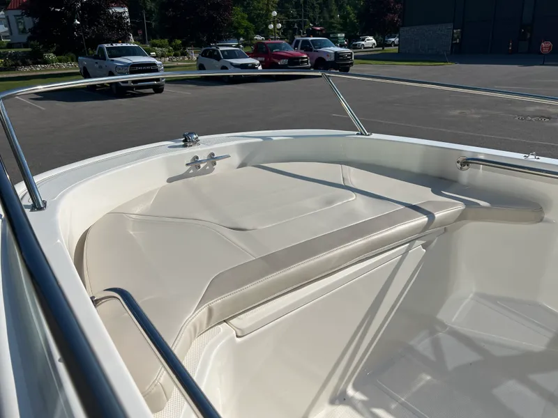 Slide: The Image of Boston Whaler Super Sport 2024 - 14