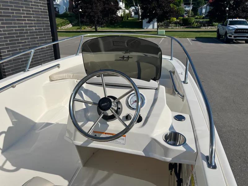 Slide: The Image of Boston Whaler Super Sport 2024 - 12