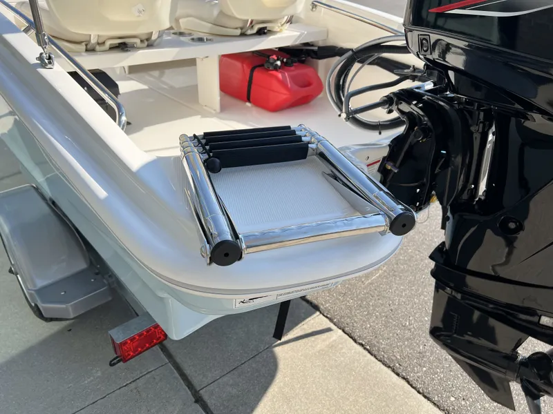 Slide: The Image of Boston Whaler Super Sport 2024 - 15