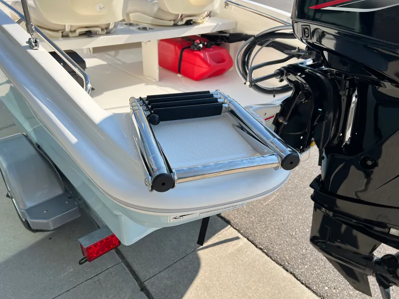 Slide: The Image of Boston Whaler Super Sport 2024 - 6